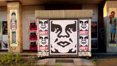 标志性的'obey'街头艺术家谢泼德·仙女在超级放盘